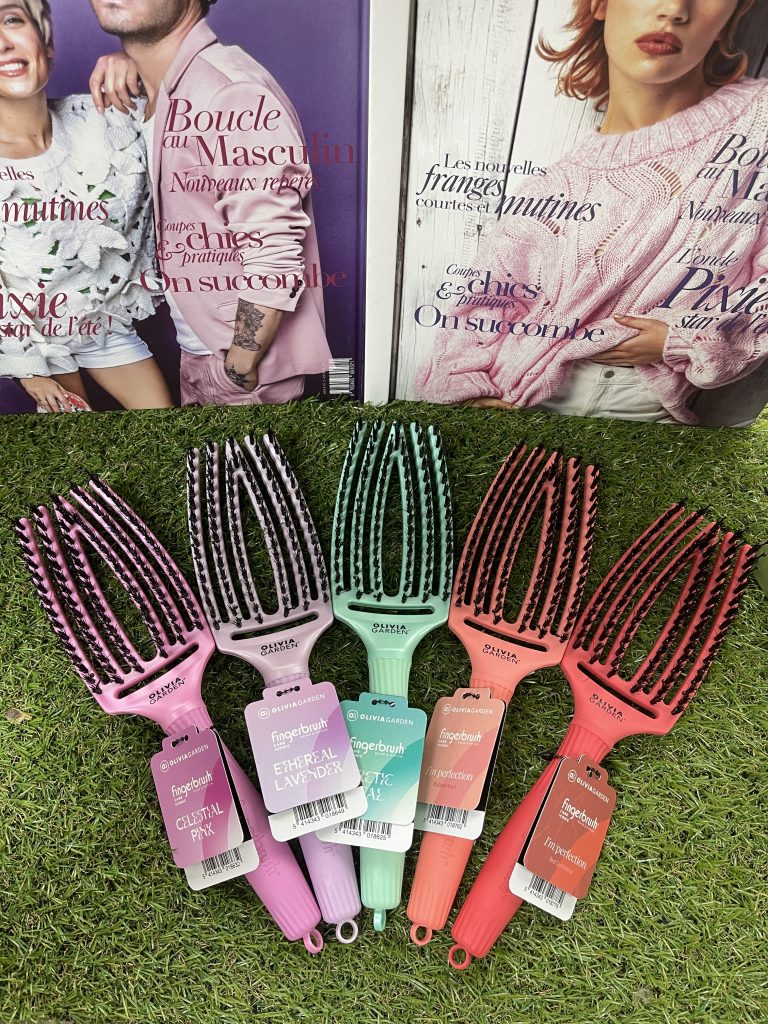 Plus de bien-être grâce aux soins capillaires. La brosse à doigts démêle, renforce la brillance et convient sans effort à tous les types de cheveux, faisant de chaque jour une excellente journée pour les cheveux