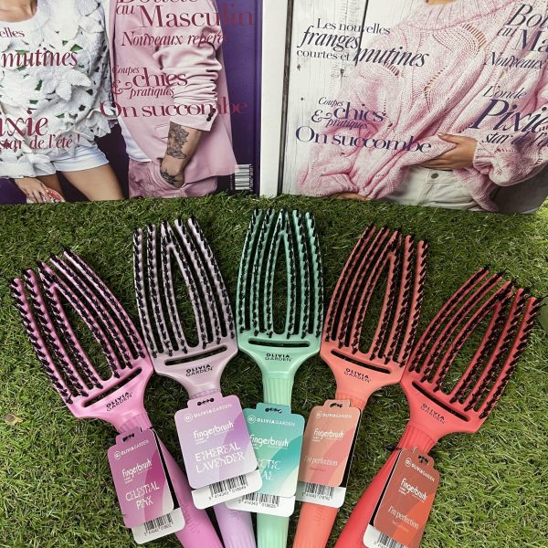 Plus de bien-être grâce aux soins capillaires. La brosse à doigts démêle, renforce la brillance et convient sans effort à tous les types de cheveux, faisant de chaque jour une excellente journée pour les cheveux