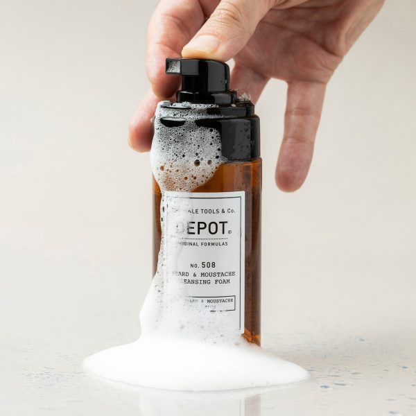 No. 508 - Mousse nettoyante pour la barbe et la moustache de 100ML. Enrichi en huile de macadamia et en huile essentielle de citron, il nettoie en profondeur, laissant la peau fraîche et propre.