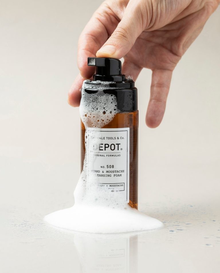 No. 508 - Mousse nettoyante pour la barbe et la moustache de 100ML. Enrichi en huile de macadamia et en huile essentielle de citron, il nettoie en profondeur, laissant la peau fraîche et propre.