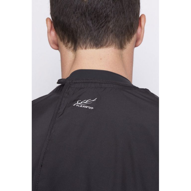 Poncho Barber avec col en silicone Flean'up : Le Barbier Flean'Up : fini les poils de barbe et les cheveux dans le cou ! Le Barbier Flean'Up englobe le fauteuil et offre une protection maximale du client grâce à son col en silicone 100% hermétique aux poils de barbe et petits cheveux.