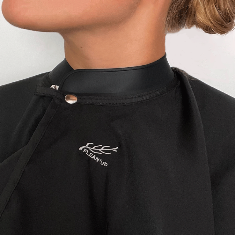 Poncho avec col en silicone Flean’Up Taille Unique : Le col en silicone souple assure un ajustement confortable et étanche autour du cou, éliminant les infiltrations indésirables. Les sangles réglables permettent une adaptation parfaite à toutes les morphologies.