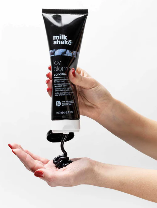 Icy Blond Conditioner - Milk_Shake est un après-shampoing spécifique pour les cheveux blonds de 250ML. Le pigment noir spécial contenu dans la nouvelle gamme milk_shake blond glacé, donne des tons cendrés délicats aux cheveux blonds très clairs ou aux cheveux blond platine.