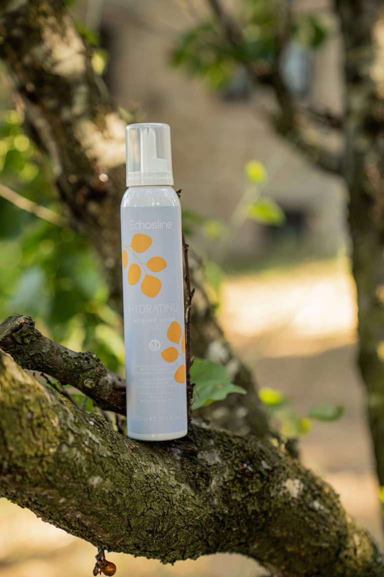 La Hydrating Whipped Cream est une mousse revitalisante sans rinçage spécialement conçue pour hydrater et nourrir les cheveux secs, crépus ou traités chimiquement. Grâce à sa formule légère et non alourdissante, elle pénètre profondément dans la fibre capillaire pour restaurer l’hydratation et redonner vitalité, douceur et éclat aux cheveux.