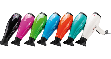 Classic est un sèche-cheveux léger et silencieux, disponible en 7 couleurs : blanc, noir et vert. Sa conformation et sa conception particulières en font un sèche-cheveux extrêmement silencieux sans pour autant sacrifier les performances. Il s’agit en fait d’un puissant sèche-cheveux de 2200 W et il est équipé d’un moteur AC, ce qui en fait un instrument de dernière génération, fiable et capable d’assurer plus de 2000 heures de travail.