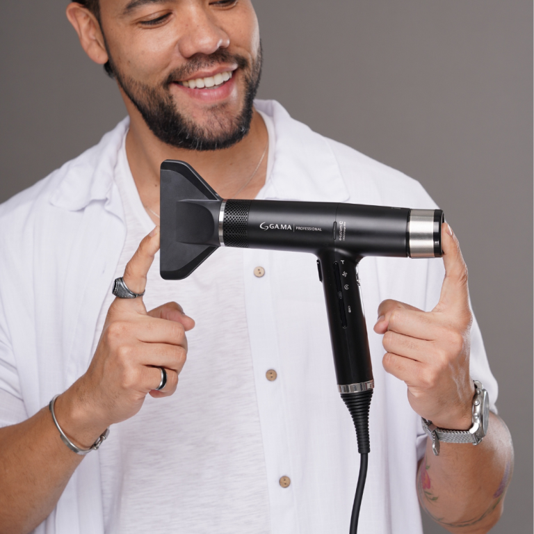 Le Sèche-Cheveux IQ3 Perfetto représente l’avant-garde de la technologie capillaire, alliant légèreté, performance et innovation.