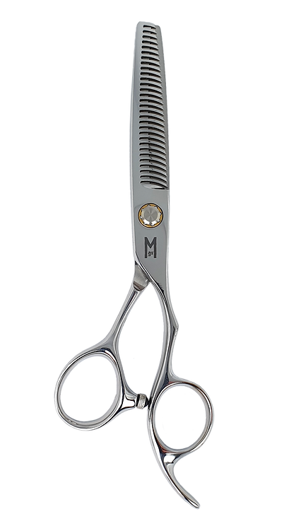 Le Mercury est le parfait complément de vos ciseaux de coupe. Il permet de fondre une ligne, d’adoucir une structure ou de créer du volume maîtrisé, sans jamais abîmer la fibre. Un indispensable en salon !
