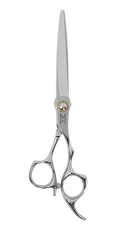 Conçu pour les coiffeurs exigeants et les barbiers de précision, le Mashiro Shakur incarne l’alliance parfaite entre puissance, fluidité et ergonomie. Son design racé, ses finitions impeccables et son tranchant rasoir sans micro-denture en font une véritable extension de votre main. Doté d’un mécanisme à roulement à billes, d’une vis plate discrète, et d’un repose-doigt intégré, le Shakur garantit une glisse fluide et stable, même lors des longues sessions de coupe.